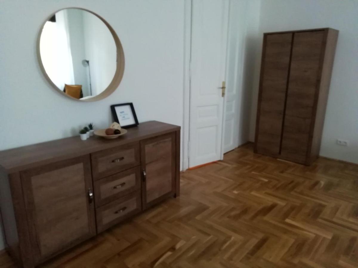Apartamento Luxury New Cozy Flat At Dob Street Nearby Gozsdu Court Budapest Exterior foto
